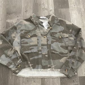 Camo cropped jacket never worn OS